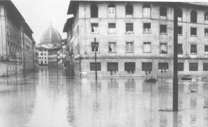 Firenze, l’Arno torna a far paura a 50 anni dall’alluvione