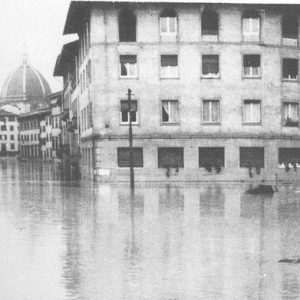 Firenze, l’Arno torna a far paura a 50 anni dall’alluvione