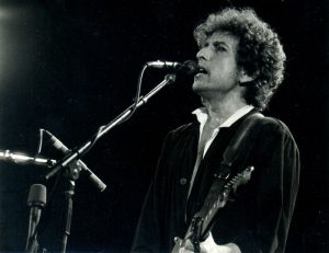 Bob Dylan e il Nobel: non lo rititerà a causa di “altri impegni”