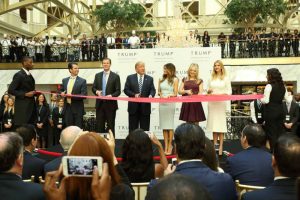 Donald Trump, inaugurato l’hotel più raffinato del mondo