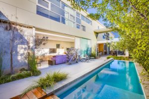 Emilia Clarke: la star di Game of Thrones compra casa a Venice Beach