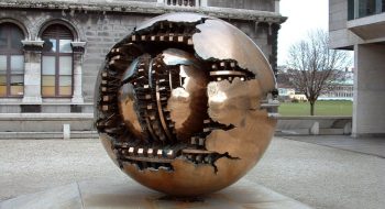 Mostre Milano, a Palazzo Reale arrivano le opere di Arnaldo Pomodoro