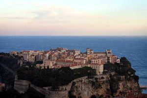 Festa di Monaco: sfilata chic, Borromeo con pancione e Charlotte vira sul geranio