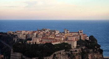 Festa di Monaco: sfilata chic, Borromeo con pancione e Charlotte vira sul geranio