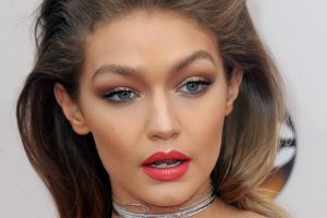 Gigi Hadid imita Melania Trump: copia il look