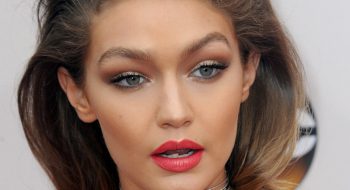 Gigi Hadid imita Melania Trump: copia il look