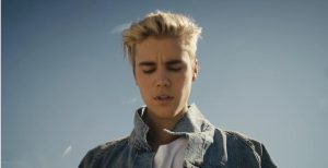 Justin Bieber sempre più ingestibile: pugno in faccia a un fan