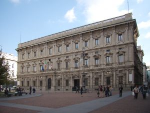 Umberto Veronesi funerali laici a Palazzo Marino a Milano