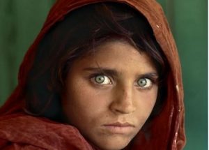 Ragazza afghana dagli occhi verdi: il terribile futuro che ha avuto