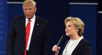 Clinton-Trump: imbarazzo al galà di lusso “Sei il cavallino di Putin”