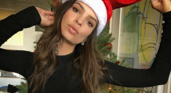 Emily Ratajkowski, fisico mozzafiato su Instagram: auguri di Natale “senza veli” per i suoi fan