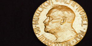 Gala dei Nobel 2016: il “vestito Bob Dylan” che fa scalpore e polemica