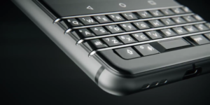 CES 2017, ecco il nuovo BlackBerry: torna la tastiera Qwerty