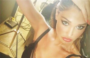 Belen Rodriguez affonda su De Martino: “Mi ha mollata prima di Natale, poi è tornato dopo essersi fatto i fatti suoi”