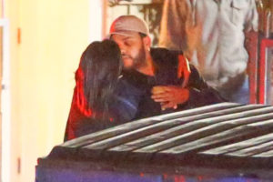 Selena Gomez bacia The Weeknd e la ex Bella Hadid si infuria