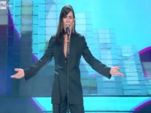 Sanremo 2017 outfit: abiti corti e pantaloni per la terza serata [FOTO]