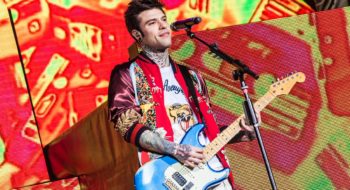 Fedez sceglie Gucci per la tappa romana di Comunisti col Rolex (Foto)