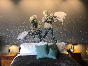 Banksy, hotel vista muro in Cisgiordania: a Betlemme la sua nuova provocazione