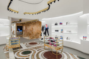 Versace apre a Lisbona: nuova boutique “tra passato e futuro” [Foto]