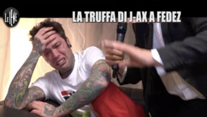 Fedez in lacrime come un bambino per lo scherzo (infame) de Le Iene e J-Ax