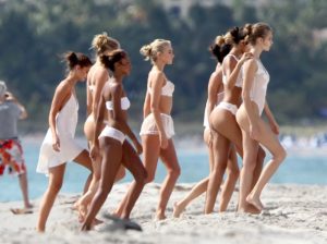 Gli Angeli di Victoria’s Secrets sulle spiagge di Miami per un’esplosione di primavera (foto)