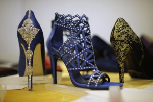 Scarpe in oro 24 carati realizzate da Antonio Vietri: prezzo base 25mila euro