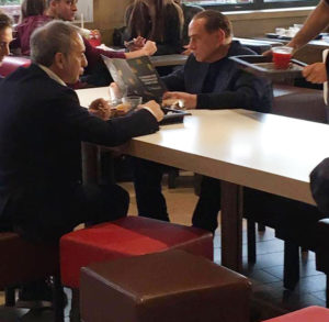 Silvio Berlusconi “beccato” da Mc Donald’s e la foto diventa virale, il suo staff conferma