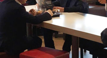 Silvio Berlusconi “beccato” da Mc Donald’s e la foto diventa virale, il suo staff conferma