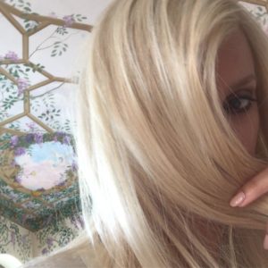 Penelope Cruz svela su Instagram la sua trasformazione in Donatella Versace