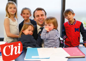Emmanuel Macron privato come non mai: con i nipoti di Brigitte nel suo studio (foto)