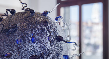 Mostre Venezia 2017: Jan Fabre all’Abbazia di San Gregorio con “Glass and Bone Sculptures”