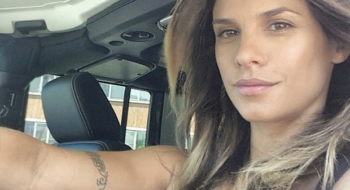 Elisabetta Canalis torna in Sardegna dopo il duro lutto: “L’amore mi aiuta ad andare avanti”