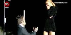 Fedez in lacrime chiede a Chiara Ferragni di sposarlo durante il concerto all’Arena di Verona