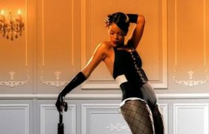 Rihanna in costume fotografata a tradimento: cellulite e pancetta, il declino della star (foto)