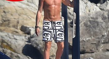 Lapo Elkann in forma strepitosa paparazzato in Liguria: chic e risorto in grande stile (foto)