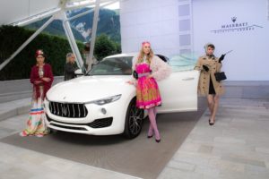 Maserati Mountain Lounge: a Courmayeur la mostra dedicata al foulard, accessorio iconico delle grandi dive di Hollywood