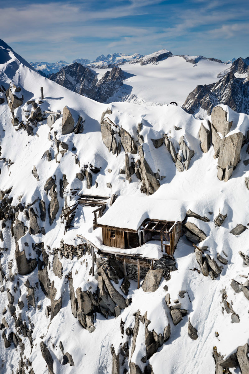 3. Gruppo Adamello- Carè Alto, baracca a.u. a strapiombo sul canale sud-est. Cima Adamello sullo sfondo. Fotografia di Stefano Torrione 