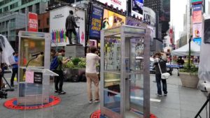 New York, a Times Square tornano le cabine telefoniche: l’installazione “Once Upon a Place” contro la politica di Trump