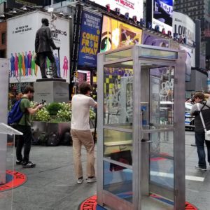New York, a Times Square tornano le cabine telefoniche: l’installazione “Once Upon a Place” contro la politica di Trump