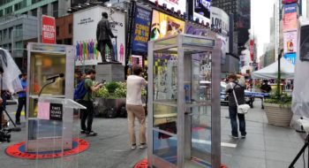 New York, a Times Square tornano le cabine telefoniche: l’installazione “Once Upon a Place” contro la politica di Trump