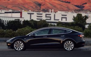 Tesla Model 3, ultime news: in anteprima le immagini del primo veicolo prodotto [Foto]