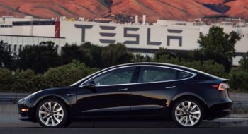 Tesla Model 3, ultime news: in anteprima le immagini del primo veicolo prodotto [Foto]