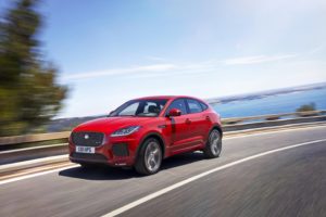 Jaguar E-Pace prezzi, uscita e news: il SUV entra nel Guinness dei Primati per il suo avvitamento