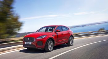 Jaguar E-Pace prezzi, uscita e news: il SUV entra nel Guinness dei Primati per il suo avvitamento