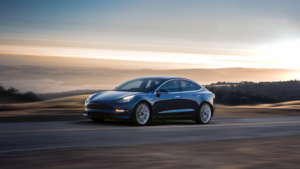 Tesla Model 3 prezzo, interni e autonomia: la berlina elettrica ora è realtà [Foto e Video]