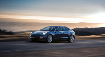 Tesla Model 3 prezzo, interni e autonomia: la berlina elettrica ora è realtà [Foto e Video]