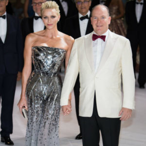 69° Gala della Croce Rossa Menegasca: la Principessa Charlene di Monaco indossa Versace