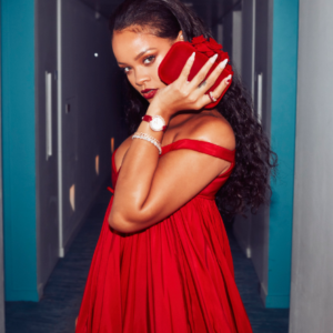 Rihanna alla premiere di “Valerian and The City of a Thousand Planets” indossa il rosso e Chopard