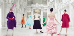 Dior celebra con una mostra i suoi splendidi 70 anni: 300 abiti e foto d’epoca (gallery)