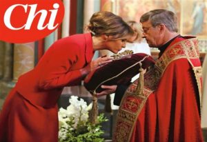 Melania Trump prima first lady cattolica dopo Jakie Kennedy bacia la corona di spine